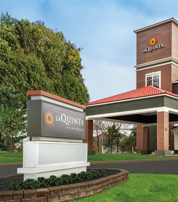 La Quinta Inn & Suites By Wyndham Latham Albany Airport - Albany, NY