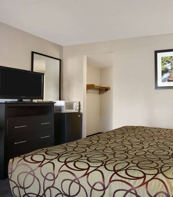 Travelodge By Wyndham Traverse City Mi - Traverse City, MI