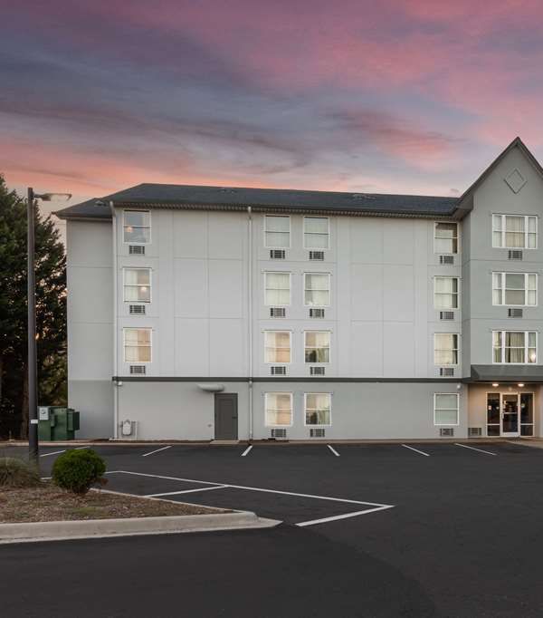 Rodeway Inn & Suites Near Outlet Mall - Asheville - Asheville, NC