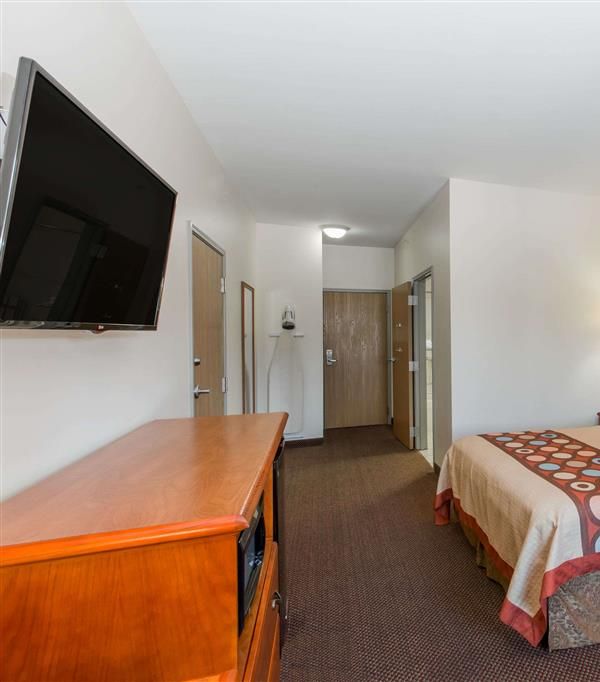 Super 8 By Wyndham Salina - Salina, KS