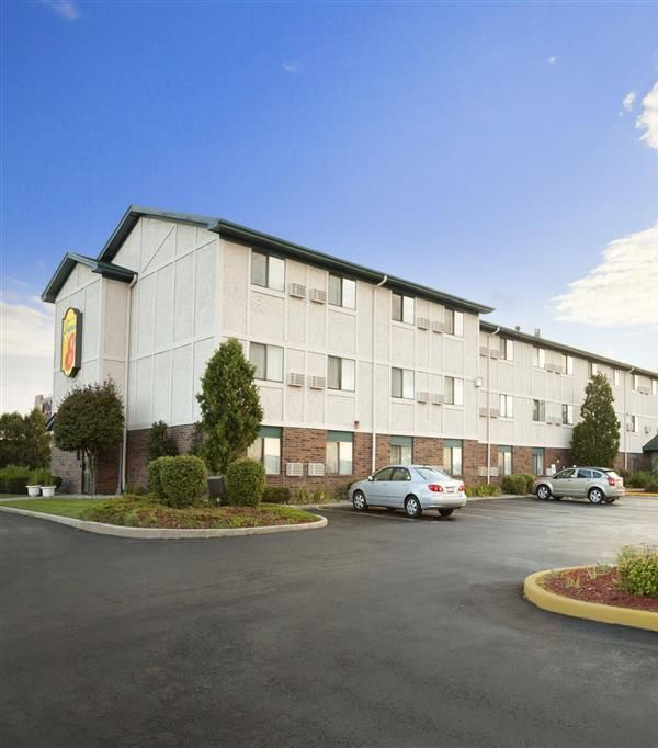 Super 8 By Wyndham Milwaukee Airport - Milwaukee
