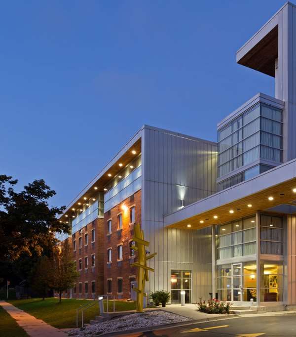 Days Inn & Suites By Wyndham Milwaukee - Milwaukee, WI