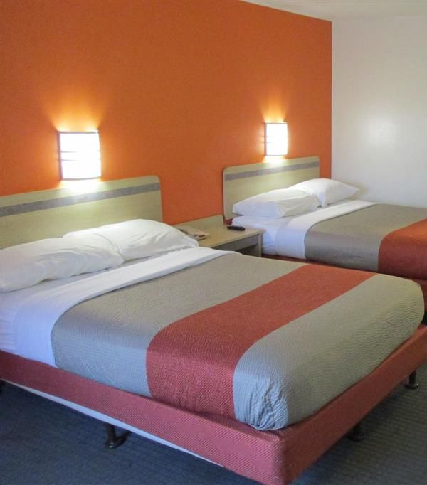 Travelodge By Wyndham Lansing - Lansing, MI