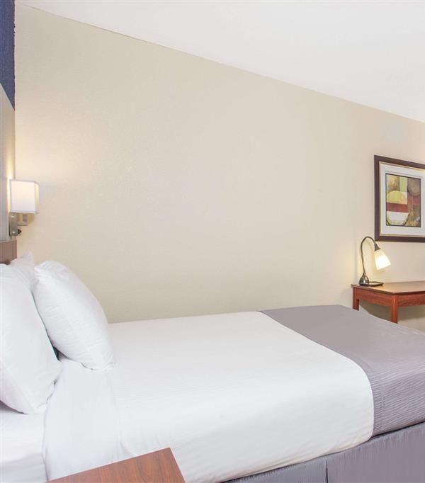 Baymont By Wyndham Dubuque - Dubuque, IA