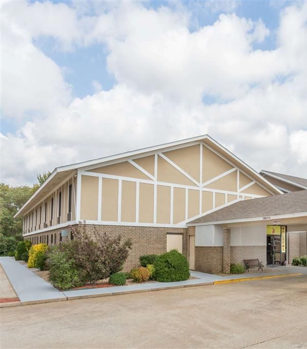 Super 8 By Wyndham Bentonville - Bentonville, AR