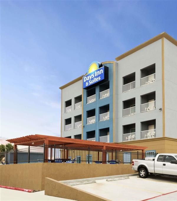 Days Inn & Suites By Wyndham Galveston West/seawall - Galveston, TX