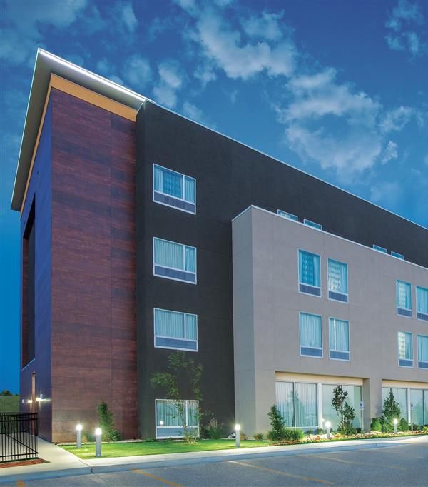 La Quinta Inn & Suites By Wyndham Tulsa Broken Arrow - 布羅肯阿羅