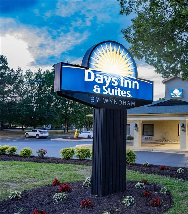 Days Inn & Suites By Wyndham Williamsburg Colonial - Williamsburg, VA