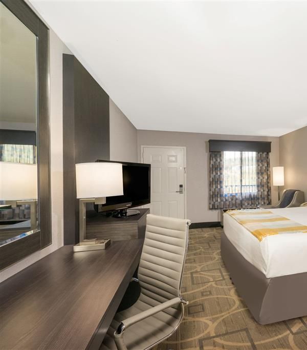Days Inn By Wyndham Asheville Downtown North - Weaverville, NC