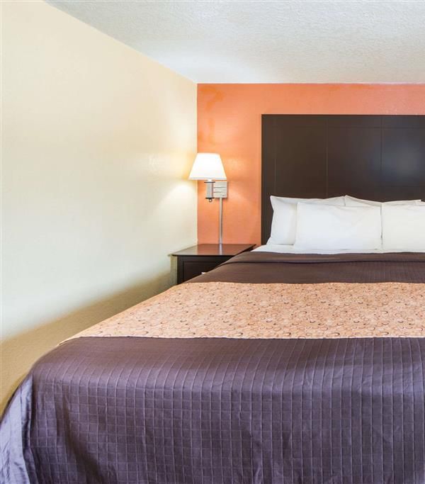 Days Inn By Wyndham Joplin - Joplin, MO