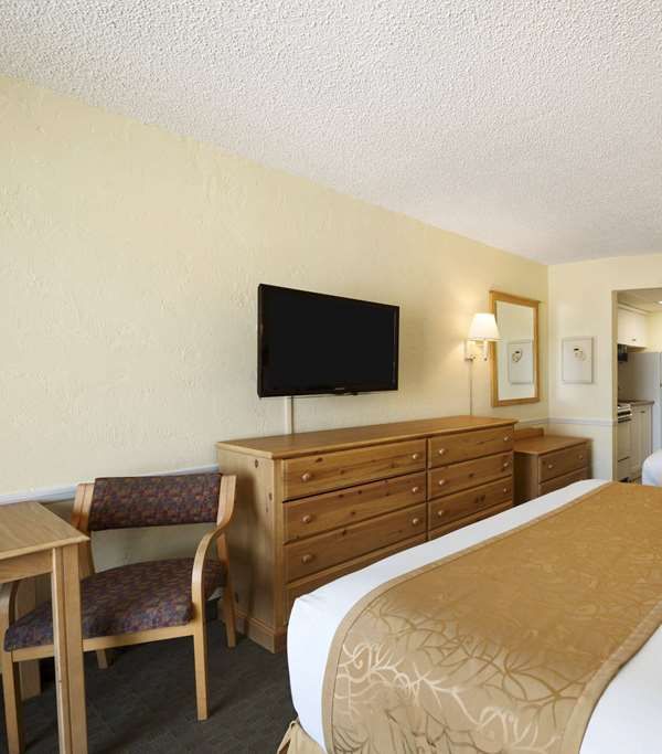 Days Inn By Wyndham Daytona Oceanfront - Daytona Beach, FL