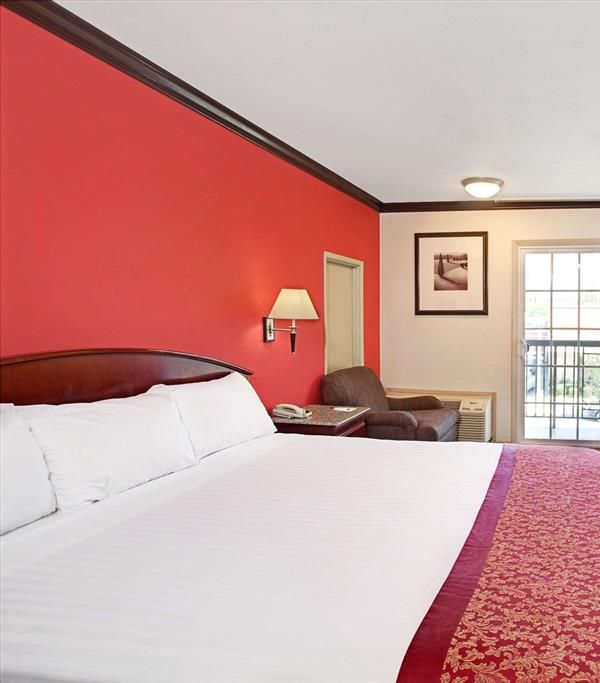 Ramada By Wyndham Pasadena - Pasadena, CA