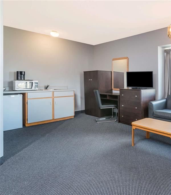 Super 8 By Wyndham Mt Hope Hamilton Intl Arpt On - Hamilton