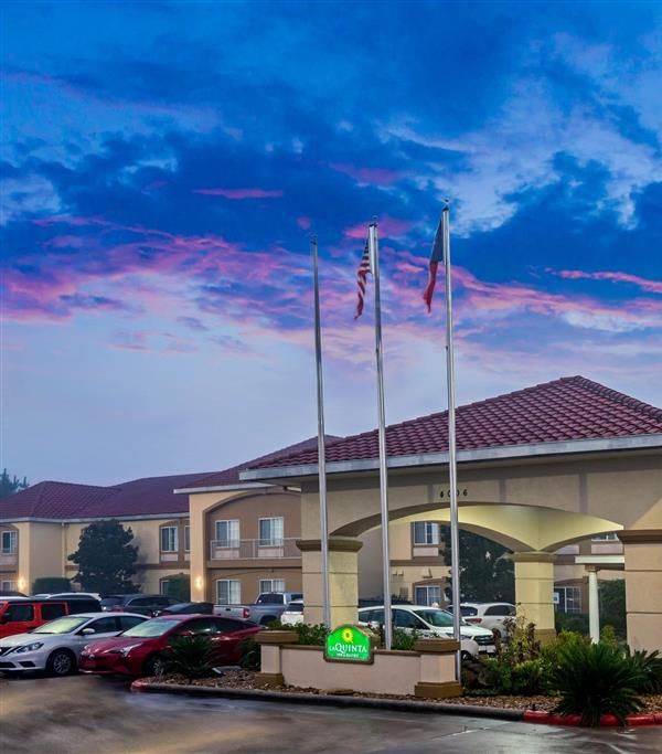 La Quinta Inn & Suites By Wyndham Conroe - Conroe, TX