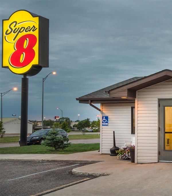 Super 8 By Wyndham Jamestown - Jamestown, ND
