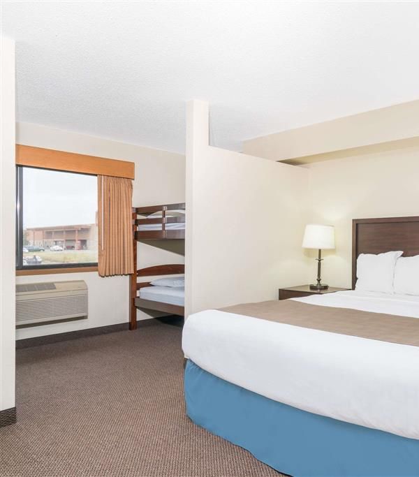 Days Inn & Suites By Wyndham Baxter Brainerd Area - Brainerd, MN