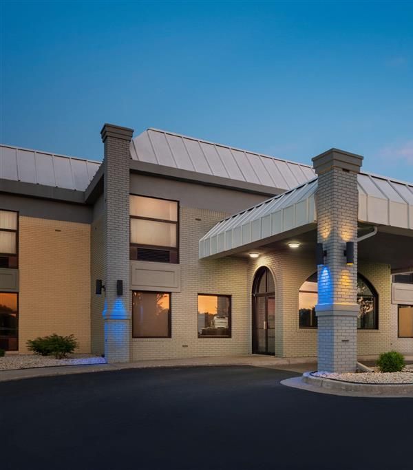 Days Inn & Suites By Wyndham Merrillville - Merrillville, IN