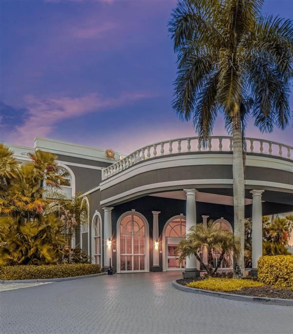 La Quinta Inn & Suites By Wyndham Naples Downtown - Naples, FL