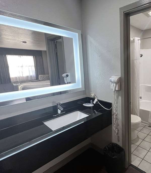 Days Inn By Wyndham Canton - Canton, TX