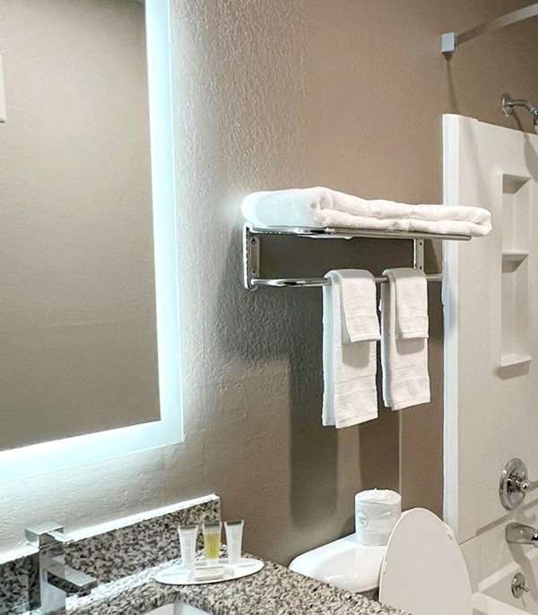 Super 8 By Wyndham Cedar Rapids - Cedar Rapids