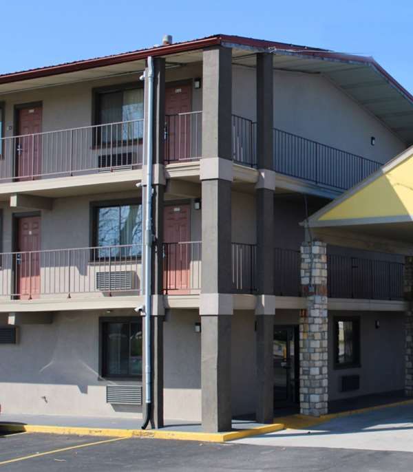 Days Inn & Suites By Wyndham Springfield On I-44 - Springfield, MO