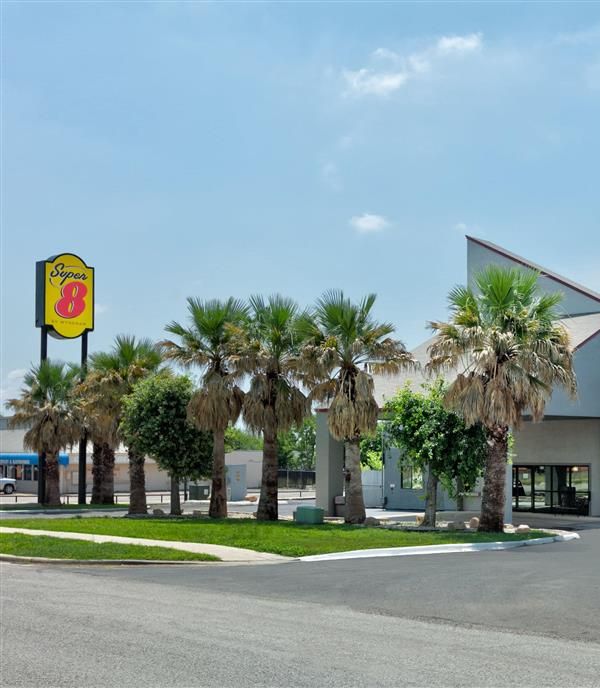 Super 8 By Wyndham New Braunfels I-35 - New Braunfels, TX