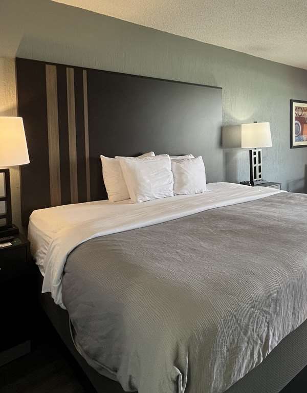 Quality Inn & Suites Gulf Breeze Bayside Near Pensacola Beach - Gulf Breeze, FL