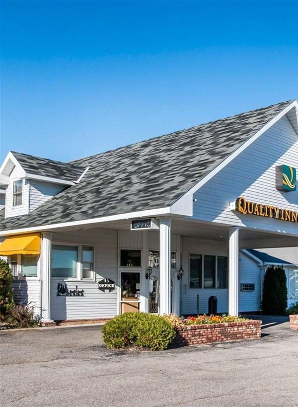Quality Inn & Suites Mackinaw City Beachfront - St. Ignace, MI