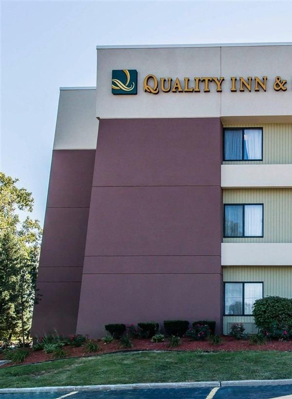 Quality Inn & Suites Warren - Detroit - Warren