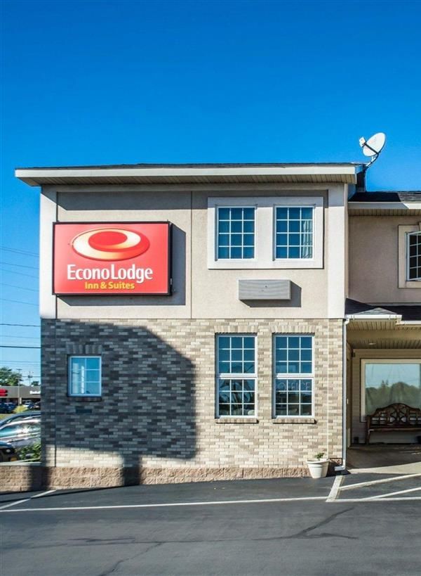 Econo Lodge Inn & Suites North Syracuse Airport - Syracuse, NY