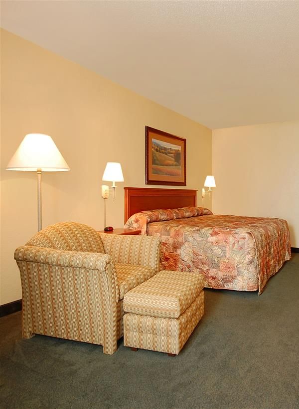 Econo Lodge Inn & Suites Kearney South - Kearney, NE