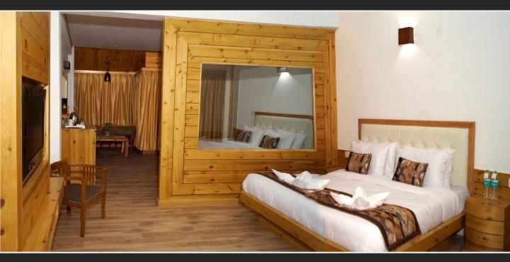 Hotel Whispering Inn (Manali)