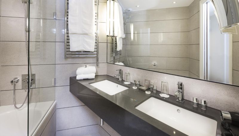 Badezimmer - Hotel Balmoral Champs-Elysees