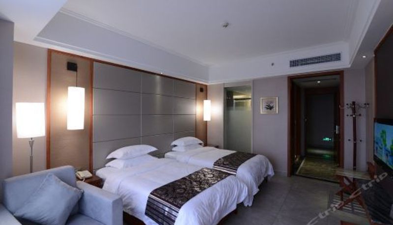 Quadrupla - Yiyangju Business Hotel