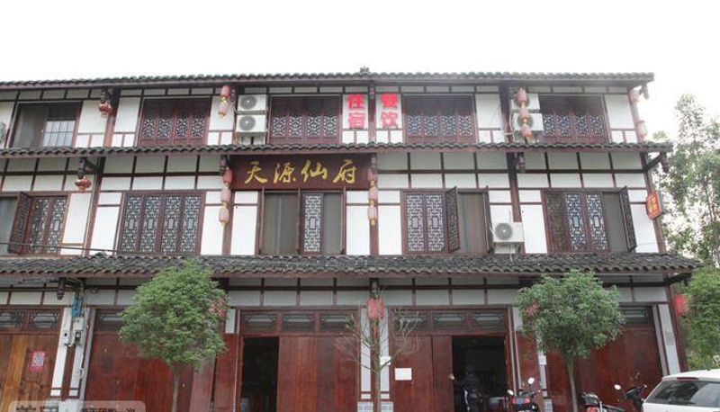 Area esterna dell'hotel - Huanglongxi Tianyuan Xianfu Hotel