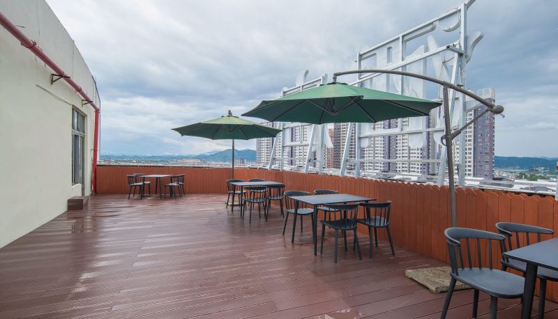 Area esterna dell'hotel - Berman International Hotel
