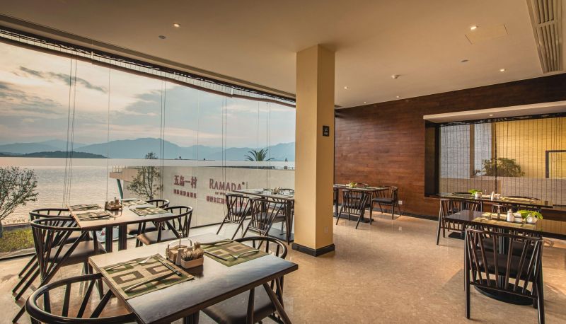 Buitenruimte van het hotel - five islands and one village in East Lake Huameida Hotel