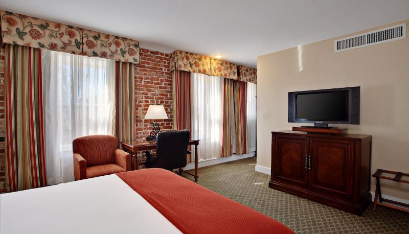 Zimmer - Hotel Virginia Santa Barbara Tapestry Collection by Hilton