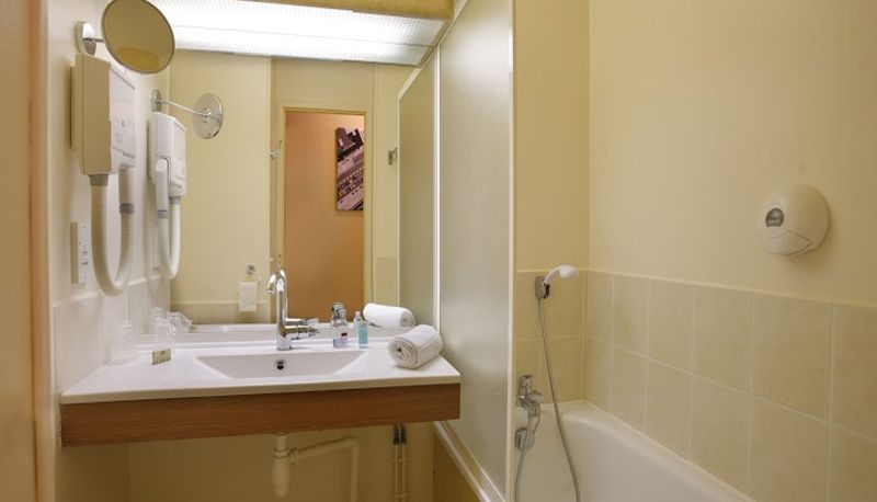 Badezimmer - Kyriad Direct Arpajon