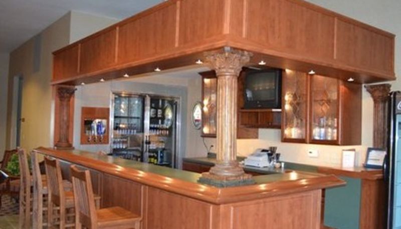 Bar - AmericInn by Wyndham Maquoketa