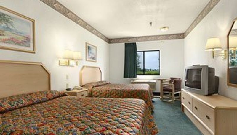 Room - Motel 6 Portland IN