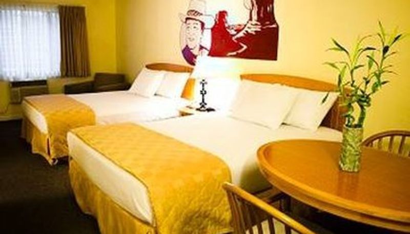 Room - Hollywood Celebrity Hotel