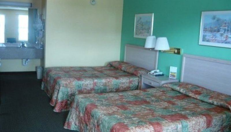 Zimmer - Key West Inn Chatsworth