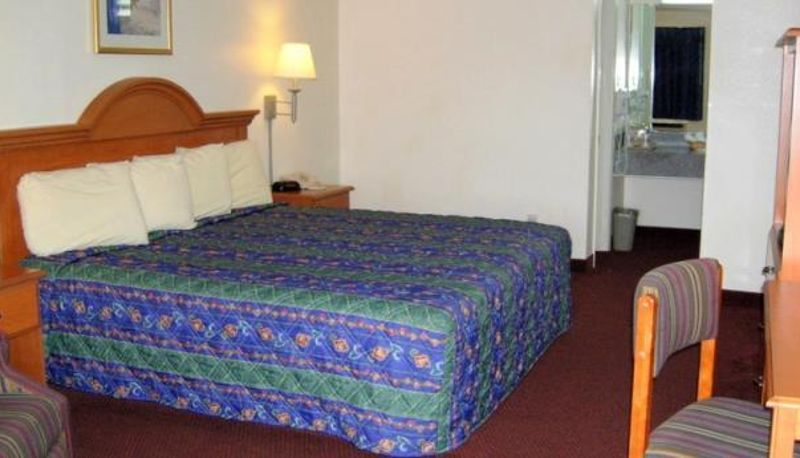 Zimmer - Country Hearth Inn Madison