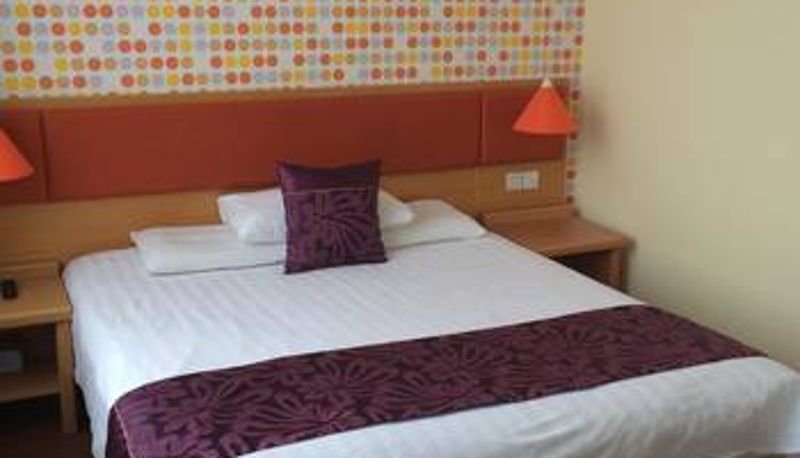 Room - Home Inn · Neo (Shenyang Tiexi Square Glide Shengjing Hospital Xinghua Subway Station Store)