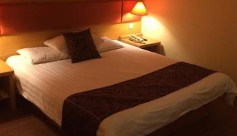 Room - Home Inn · Neo (Shenyang Tiexi Square Glide Shengjing Hospital Xinghua Subway Station Store)