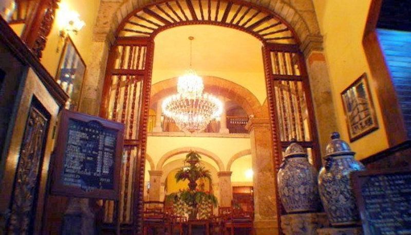 Hall - Hotel Francés