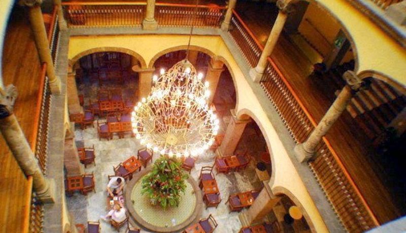Hall - Hotel Francés