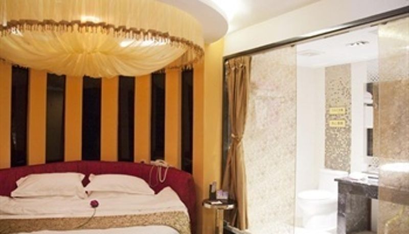 Zimmer - Haiyi Fang Theme Hotel (Oriental High Speed Rail Station Store)