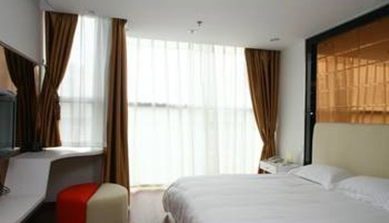 Zimmer - Fantastic Holiday Inn (Jiangning University City Longmian Avenue Subway Station Store)